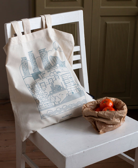 Kalasatama-kassi tuolilla