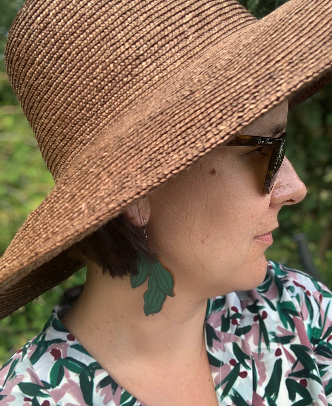 Ahvenvita korvikset korvassa