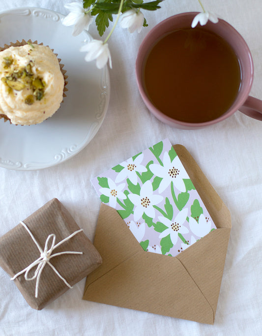 Valkovuokot mini greeting card and a small gift