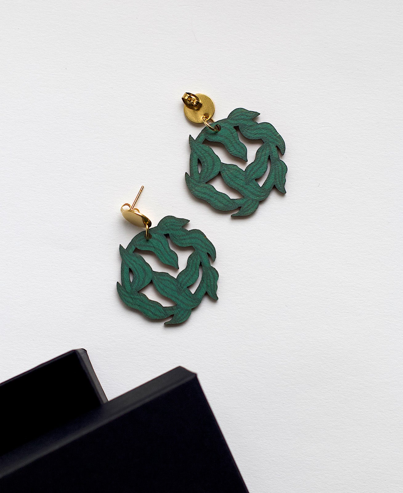 Vihreät Ahvenvita korvakorut
