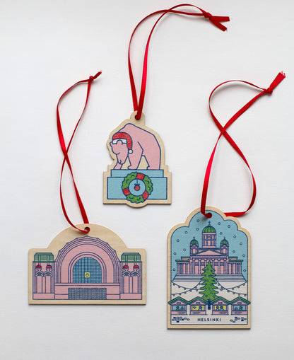 Rautatieasema, karhupatsas ja Tuomaan markkinat joulukoristeet.