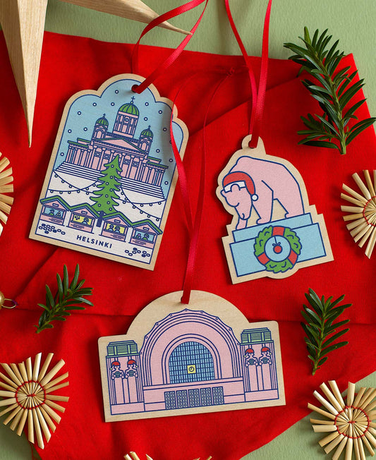 Tuomaan markkinat, karhupatsas ja rautatieasema joulukoristeet.