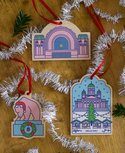 Tuomaan markkinat, karhupatsas ja rautatieasema joulukoristeet.