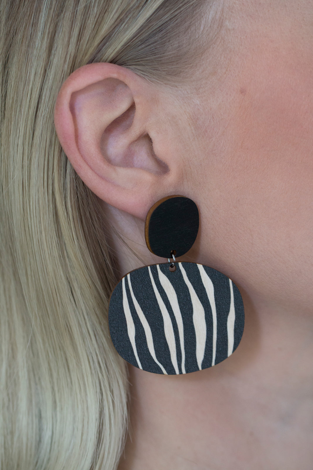 Kivi earrings in use, black and white